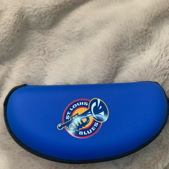 NEW Limited Edition St. Louis Blues Unisex Polarized Wayfarer Sunglasses in Case - Picture 2 of 5